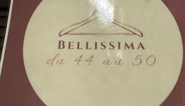 Affiche avec un cercle beige sur fond rose, texte "BELLISSIMA du 44 au 50" et dessin d'un cintre.